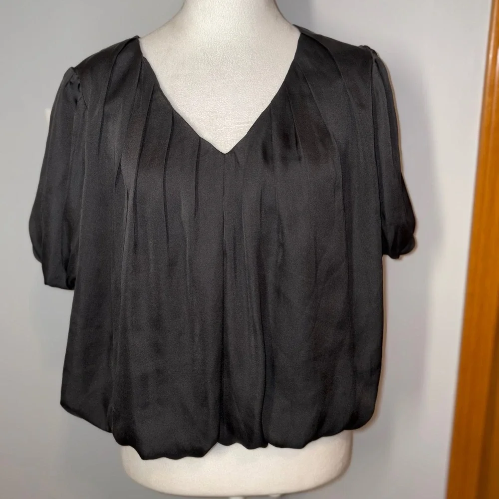 ASTR the Label Blouse Pleated V-Neck Puff‎ Sleeve bubble hem Black Size L
